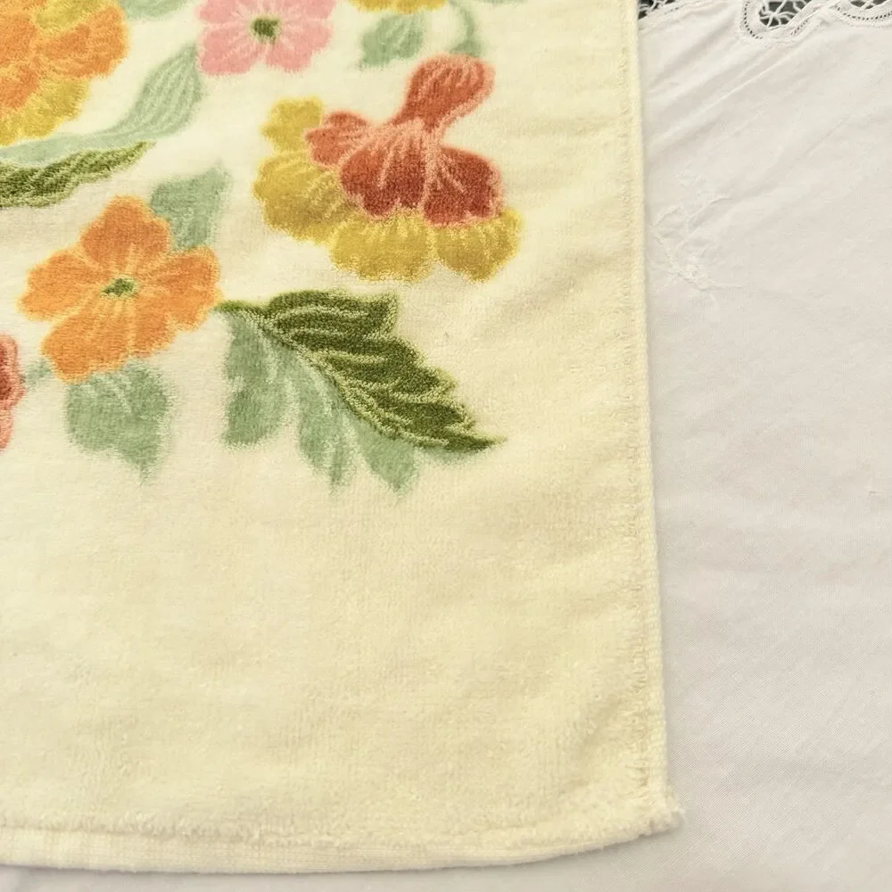 VTG Utica Fine Arts Hand Towel Floral 70s J.P.Stevens Soft Yellow Pink Green USA
